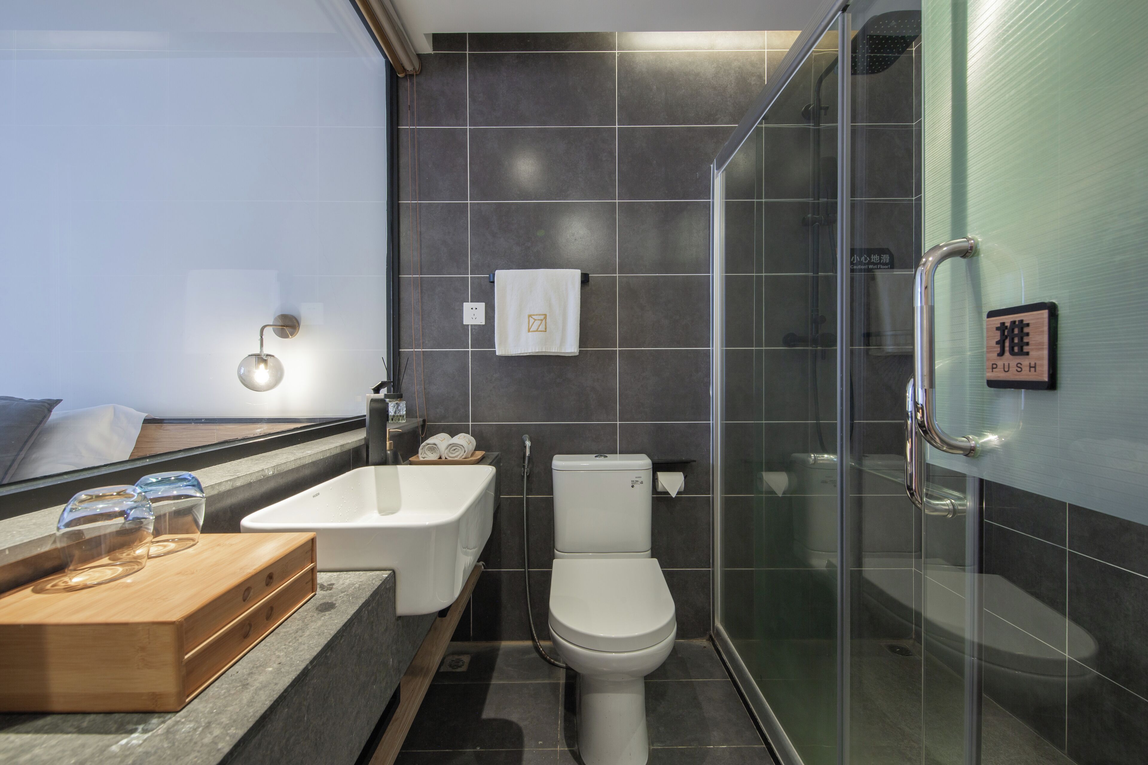 Habitación Deluxe con 2 camas individuales | Baño | Regadera, secadora de cabello, pantuflas, toallas 