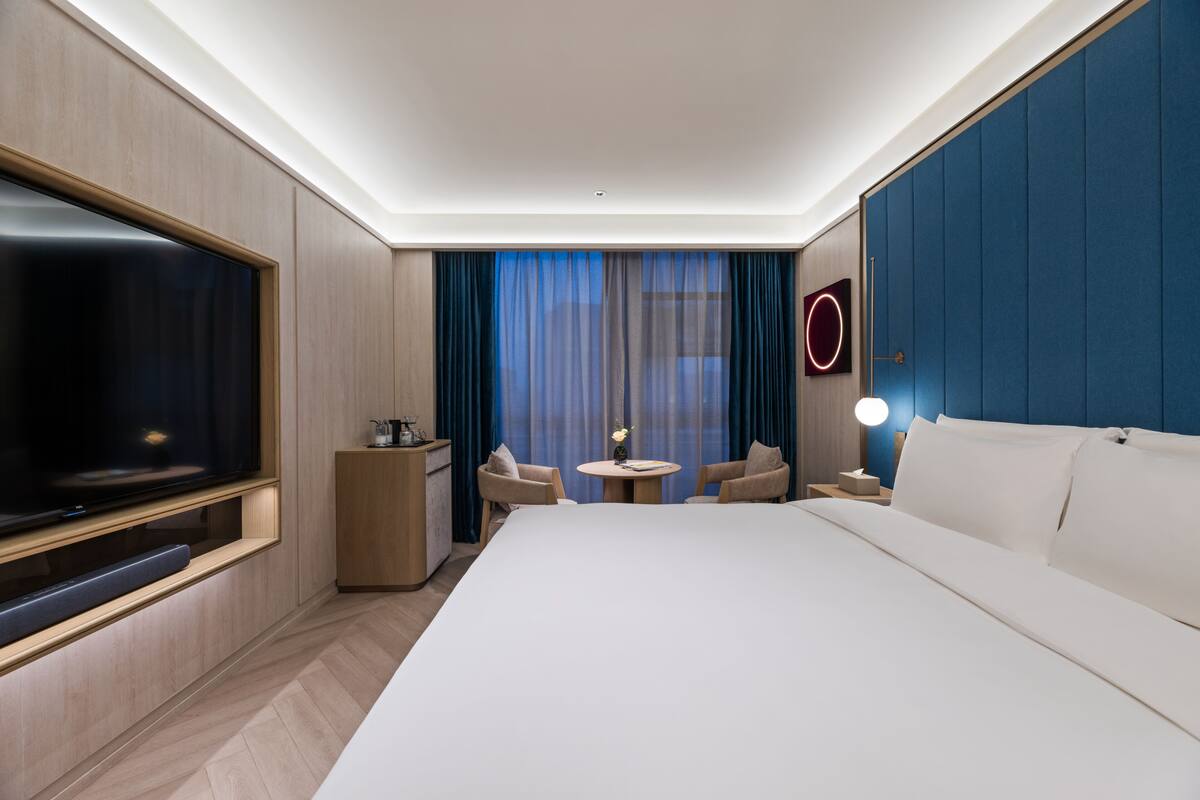 Business Double Room | Blackout drapes, iron/ironing board (on request), WiFi (free)