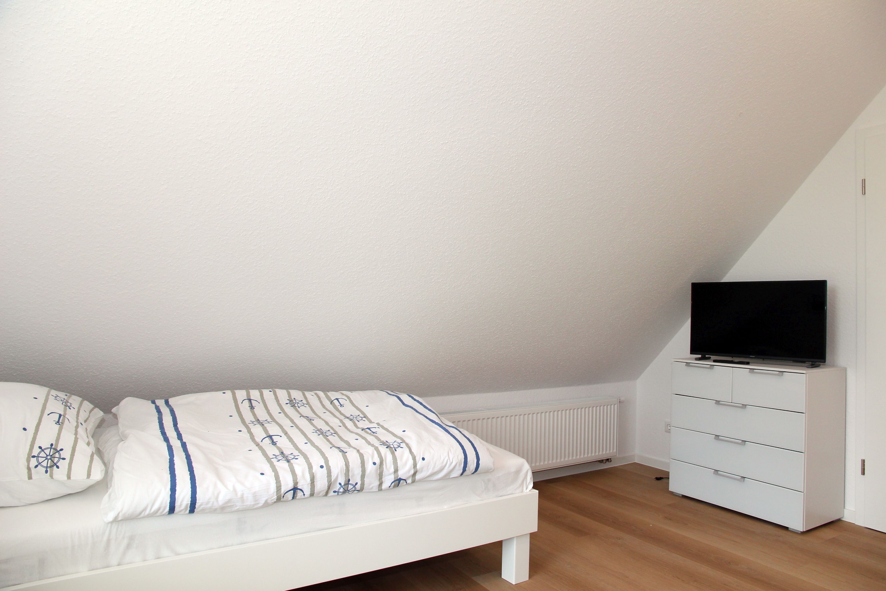 2 bedrooms, iron/ironing board, travel cot