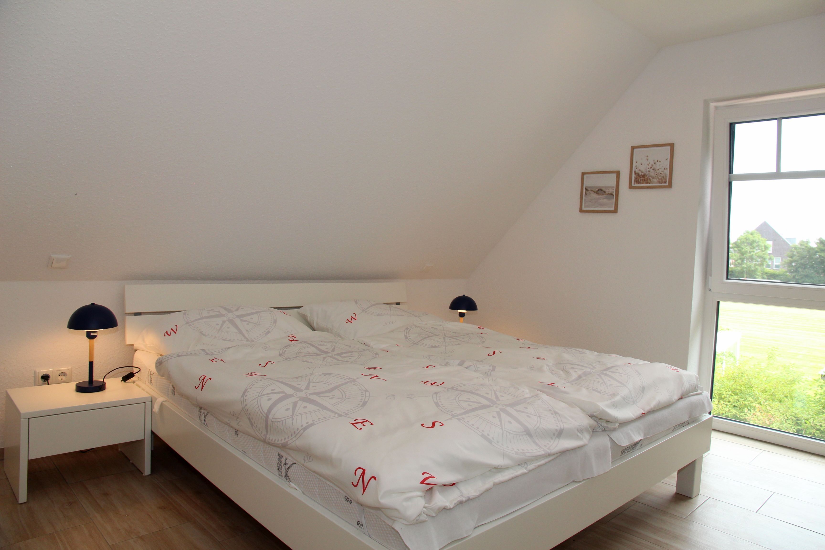 2 bedrooms, iron/ironing board, travel cot