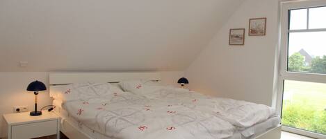 2 bedrooms, iron/ironing board, travel crib