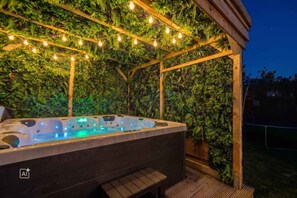 Outdoor spa tub - Vrbo Property (Sylt)