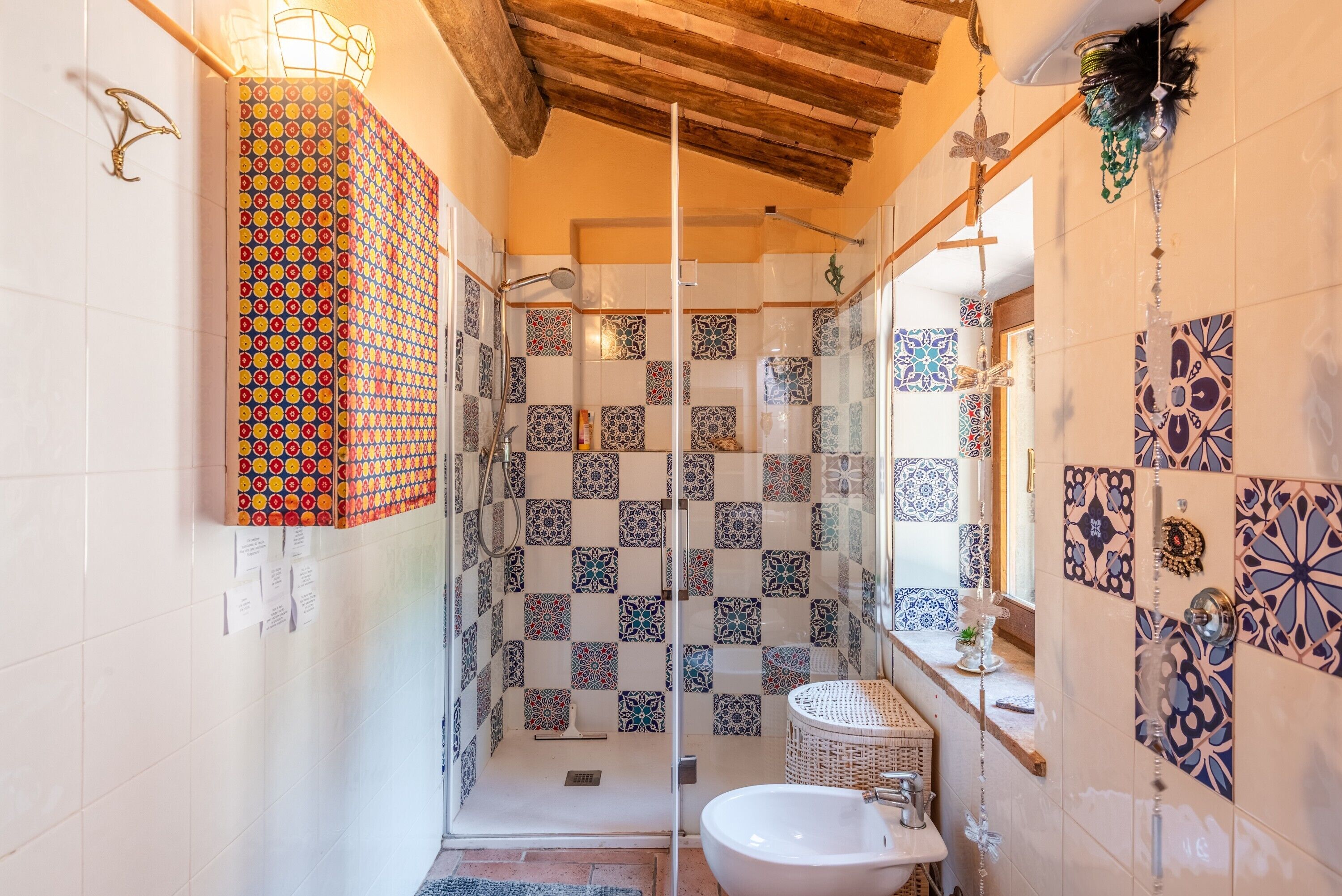 Un baño con ducha, lavamanos y espejo.