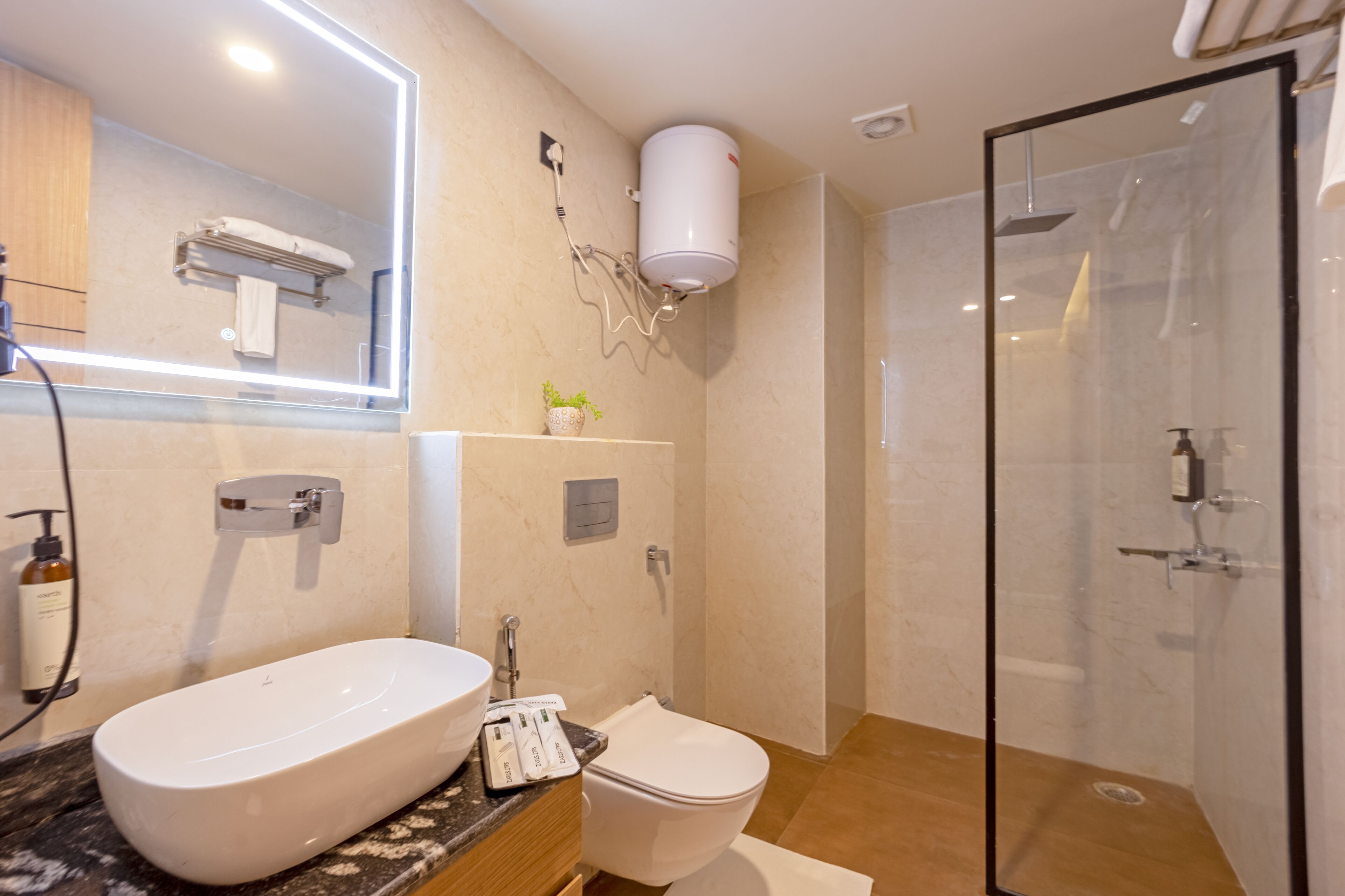 Chambre Deluxe, vue ville | Salle de bain | Douche, articles de toilette gratuits, serviettes fournies, savon