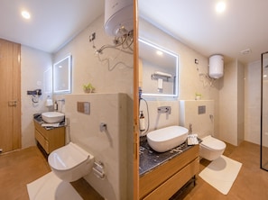Shower, free toiletries, towels, soap - Saltstayz Premier- Sector 15 Noida (Noida)