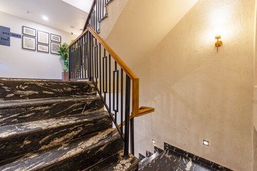 Saltstayz Premier- Sector 15 Noida