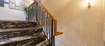 Saltstayz Premier- Sector 15 Noida