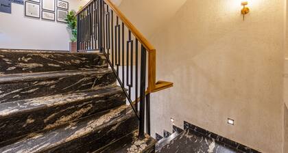 Saltstayz Premier- Sector 15 Noida