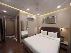 Desk, laptop workspace, free WiFi - Saltstayz Premier- Sector 15 Noida (Noida)