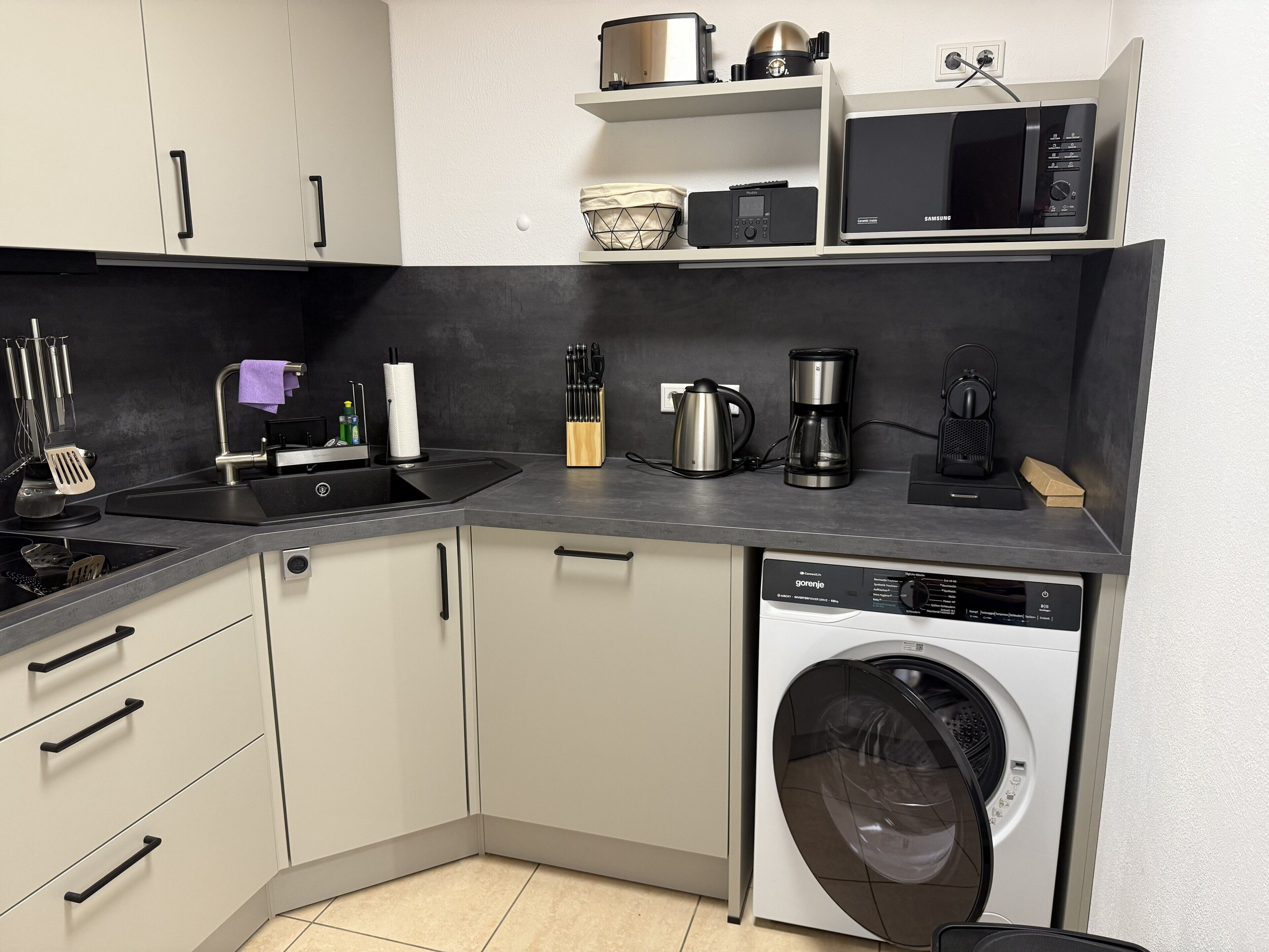 Wasserkocher mit Kaffee-/Teezubehör, Kühlschrank, Mikrowelle, Ofen