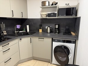 Wasserkocher mit Kaffee-/Teezubehör, Kühlschrank, Mikrowelle, Ofen