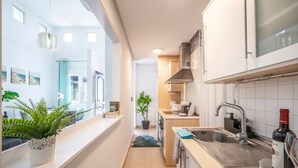 Kahvin-/teenkeitin, jääkaappi, mikroaaltouuni, uuni