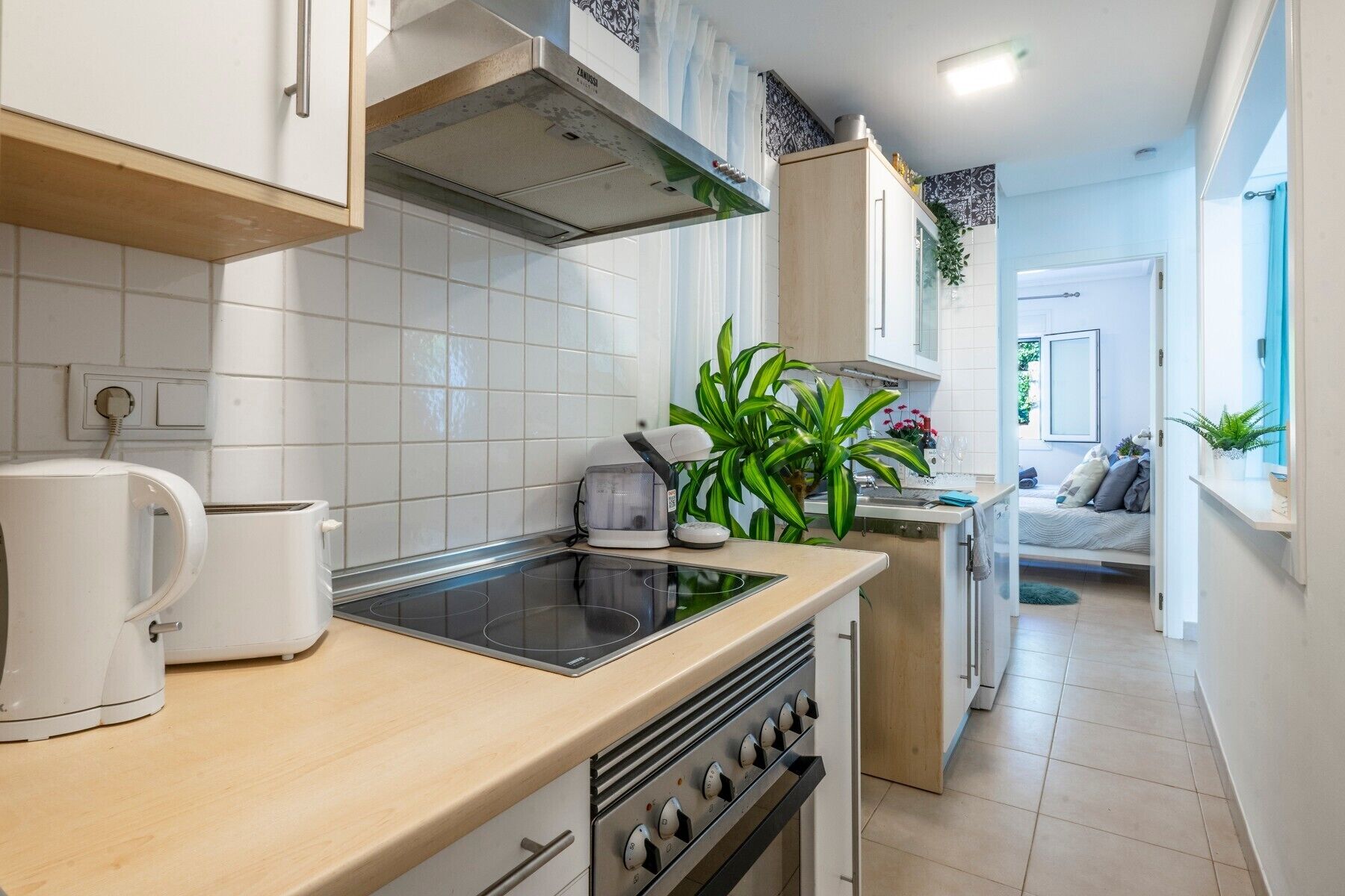 Coffee/tea maker, fridge, microwave, oven