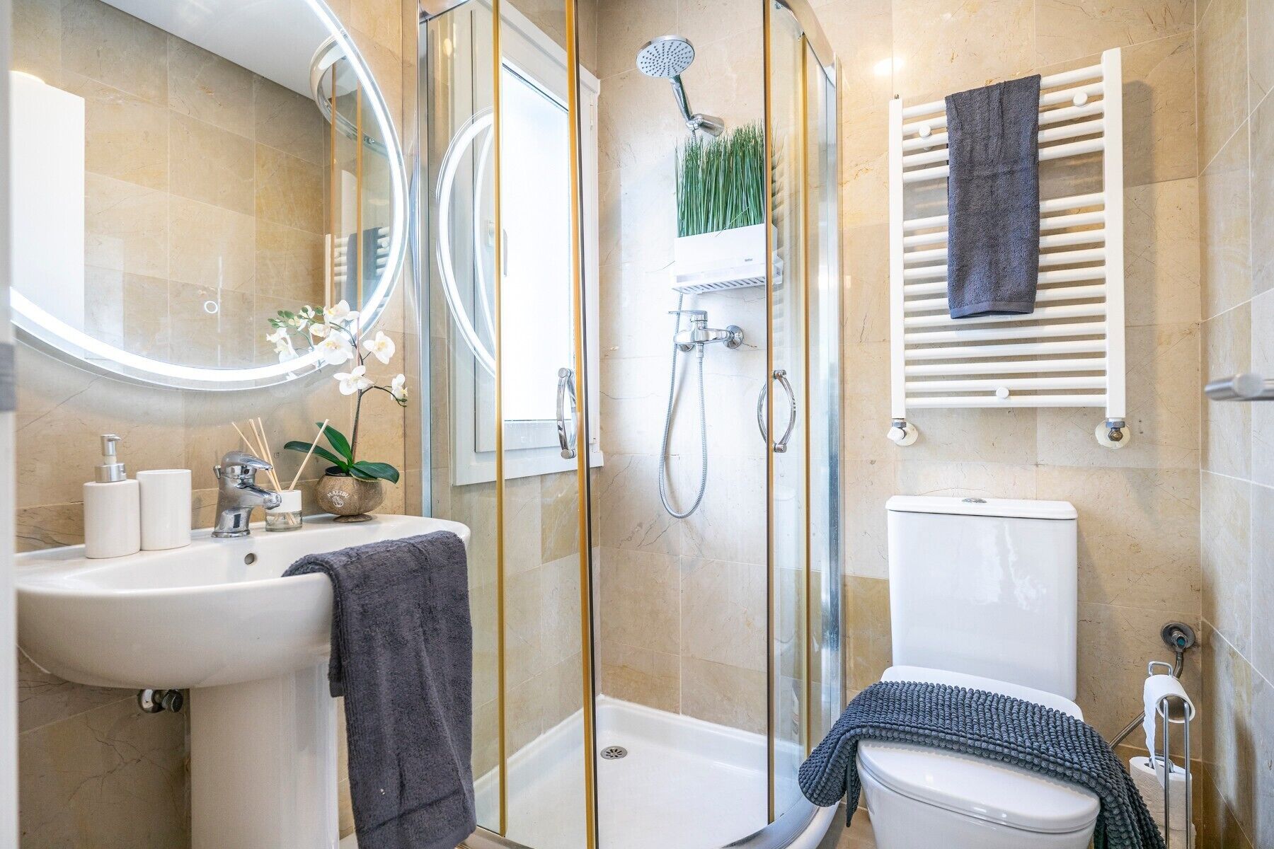 Douche, sèche-cheveux, serviettes fournies