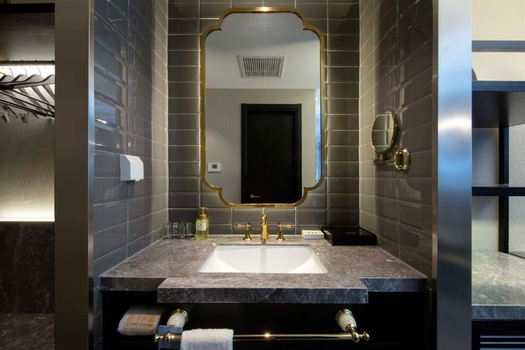Classic Triple Room, City View | Bathroom | Shower, free toiletries, hair dryer, slippers