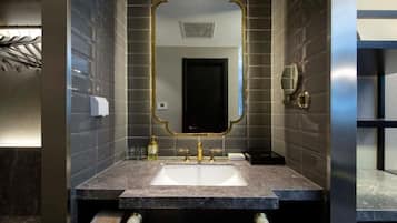 Classic Triple Room, City View | Bathroom | Shower, free toiletries, hair dryer, slippers