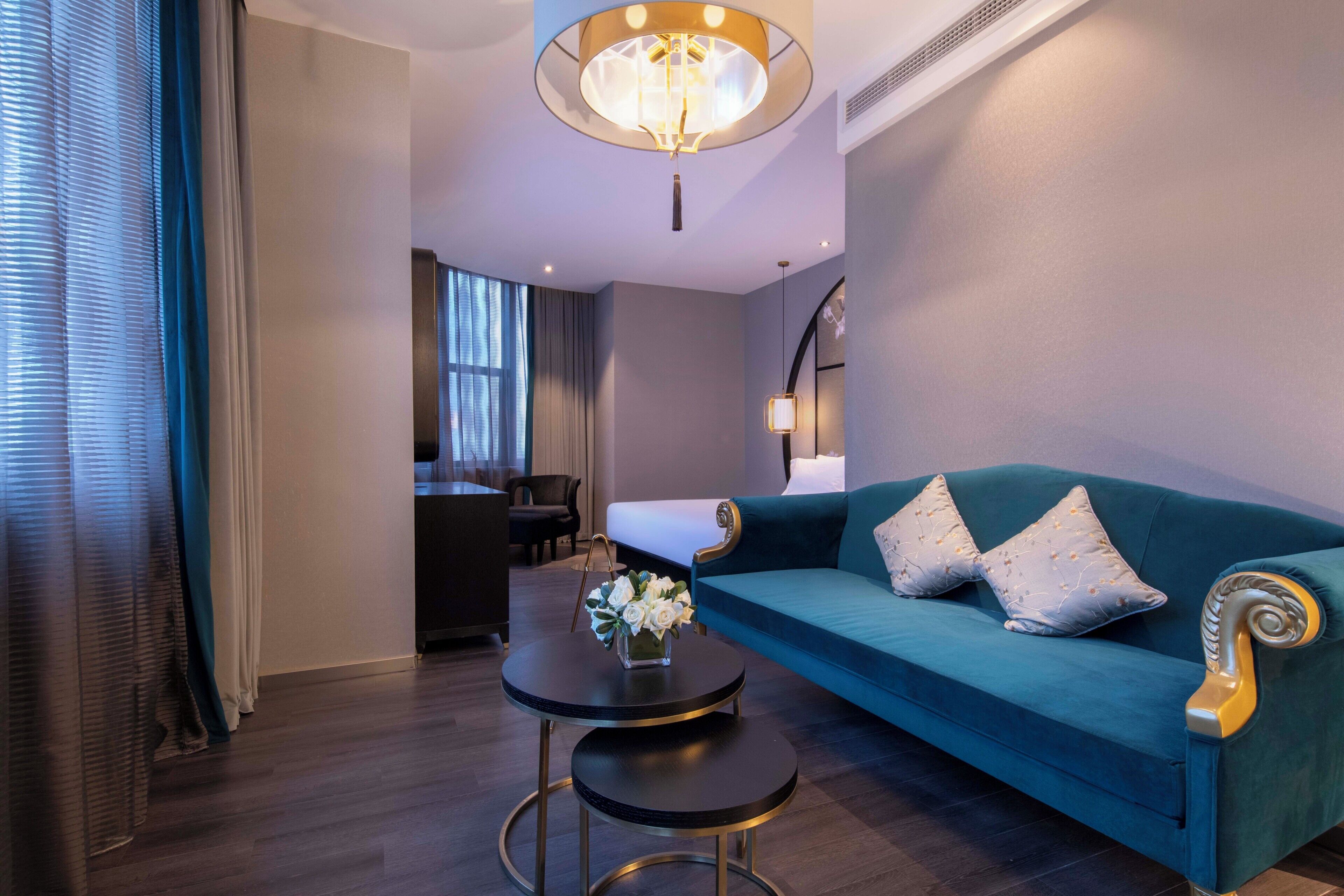 Suite, Stadtblick | Daunenbettdecken, kostenlose Minibar, Zimmersafe, Schreibtisch