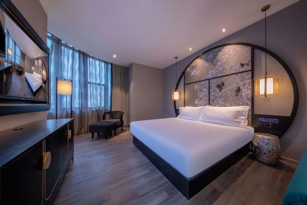 ห้องสวีท, วิวเมือง | ตู้นิรภัยในห้องพัก, โต๊ะทำงาน, พื้นที่ทำงานแบบใช้แล็ปท็อป, ผ้าม่านกันแสง
