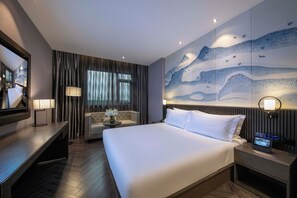 Quarto casal clássico, vista para a cidade | Edredons de pluma, frigobar (abastecido com itens grátis)