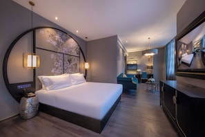 Suite, Stadtblick | Daunenbettdecken, kostenlose Minibar, Zimmersafe, Schreibtisch