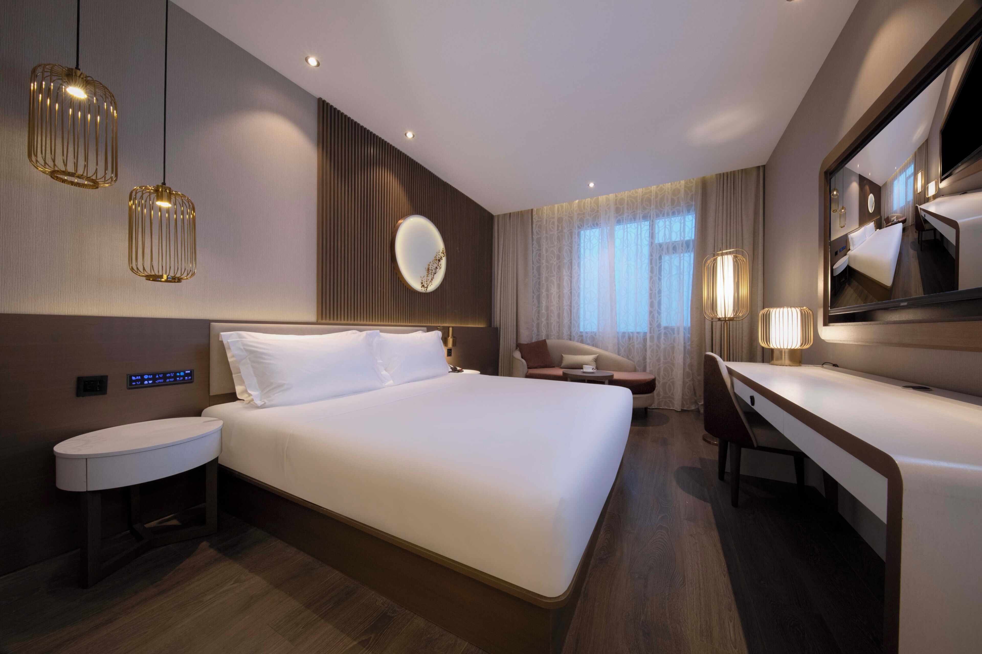 Luxury-Doppelzimmer, Stadtblick | Daunenbettdecken, kostenlose Minibar, Zimmersafe, Schreibtisch