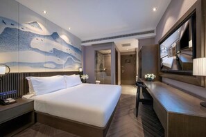 ห้องคลาสสิกทริปเปิล, วิวเมือง | ตู้นิรภัยในห้องพัก, โต๊ะทำงาน, พื้นที่ทำงานแบบใช้แล็ปท็อป, ผ้าม่านกันแสง