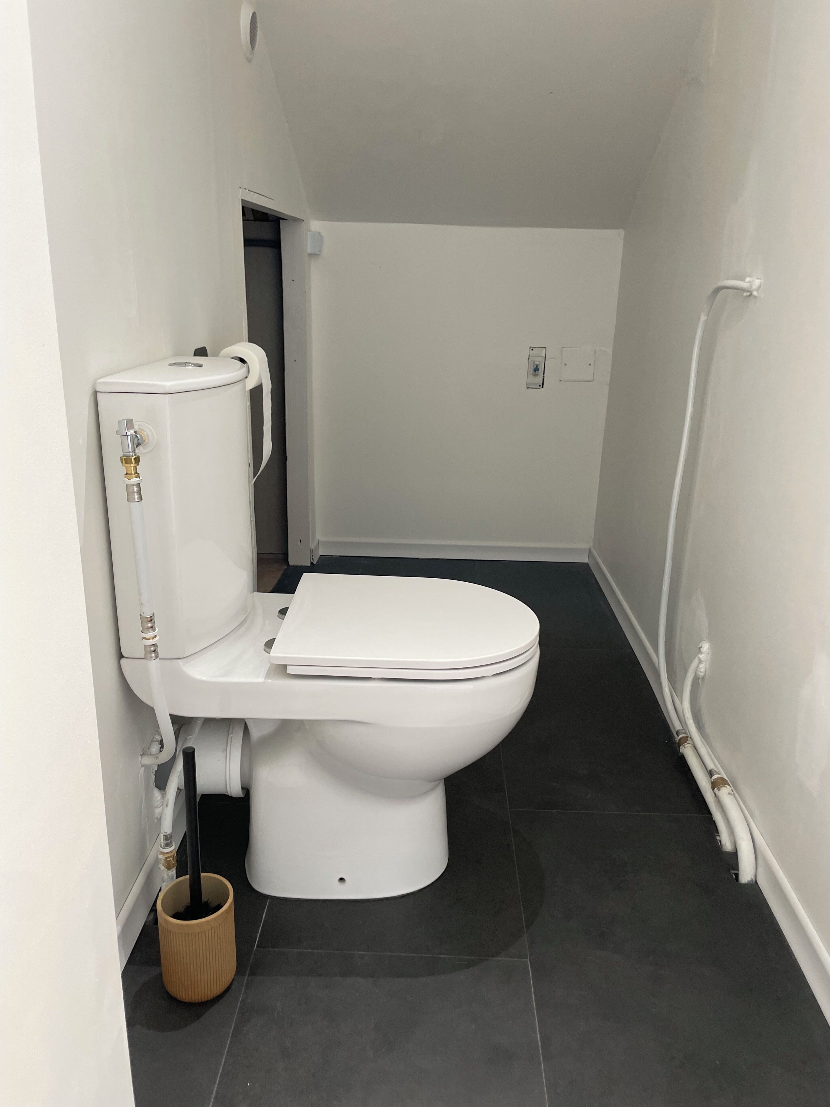Een douche, handdoeken, zeep, toiletpapier