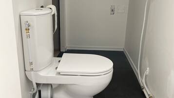 Een douche, handdoeken, zeep, toiletpapier
