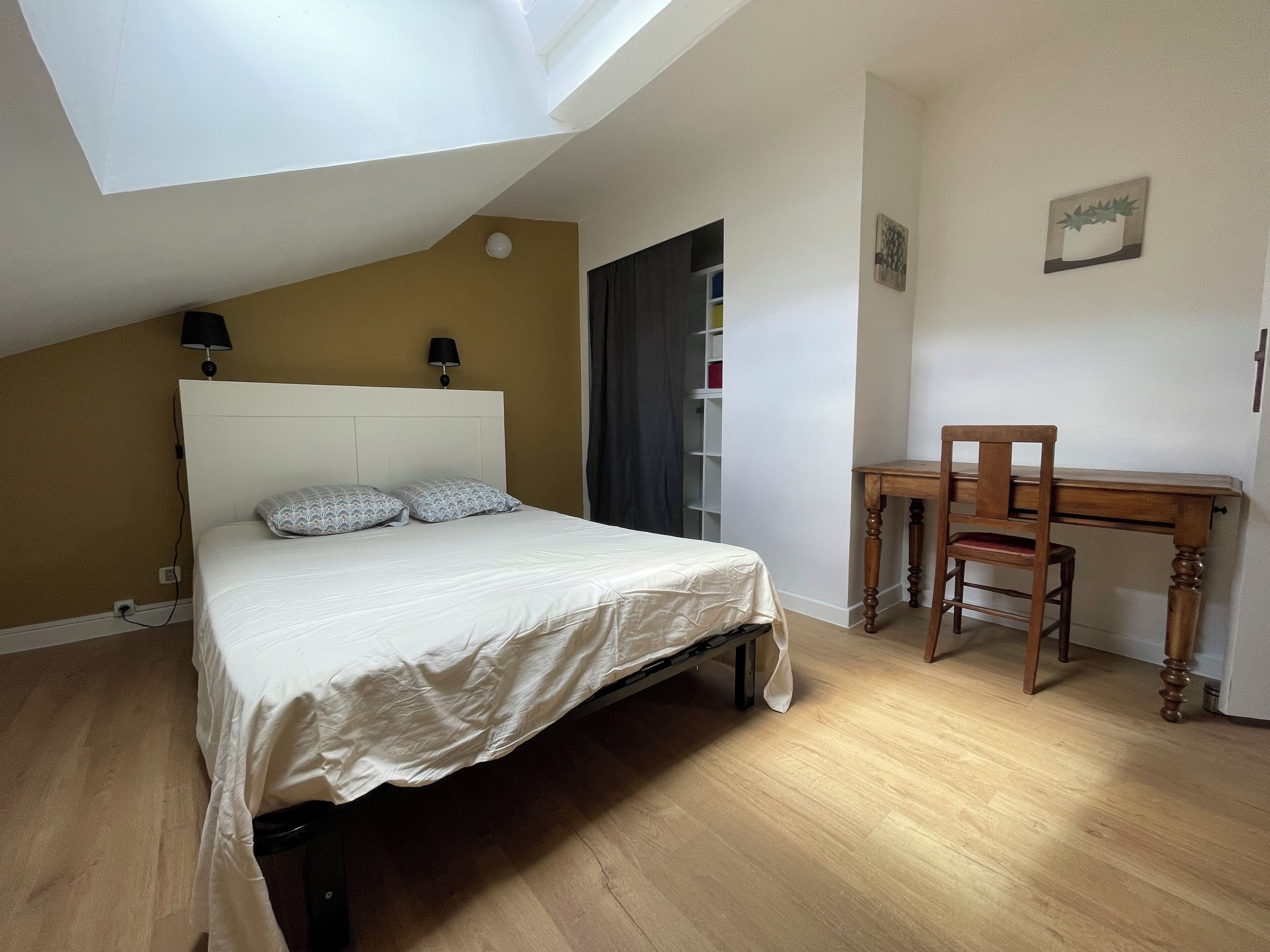 Een strijkplank/strijkijzer, gratis wifi, beddengoed
