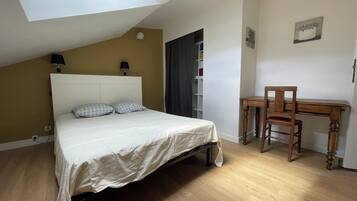 Een strijkplank/strijkijzer, gratis wifi, beddengoed