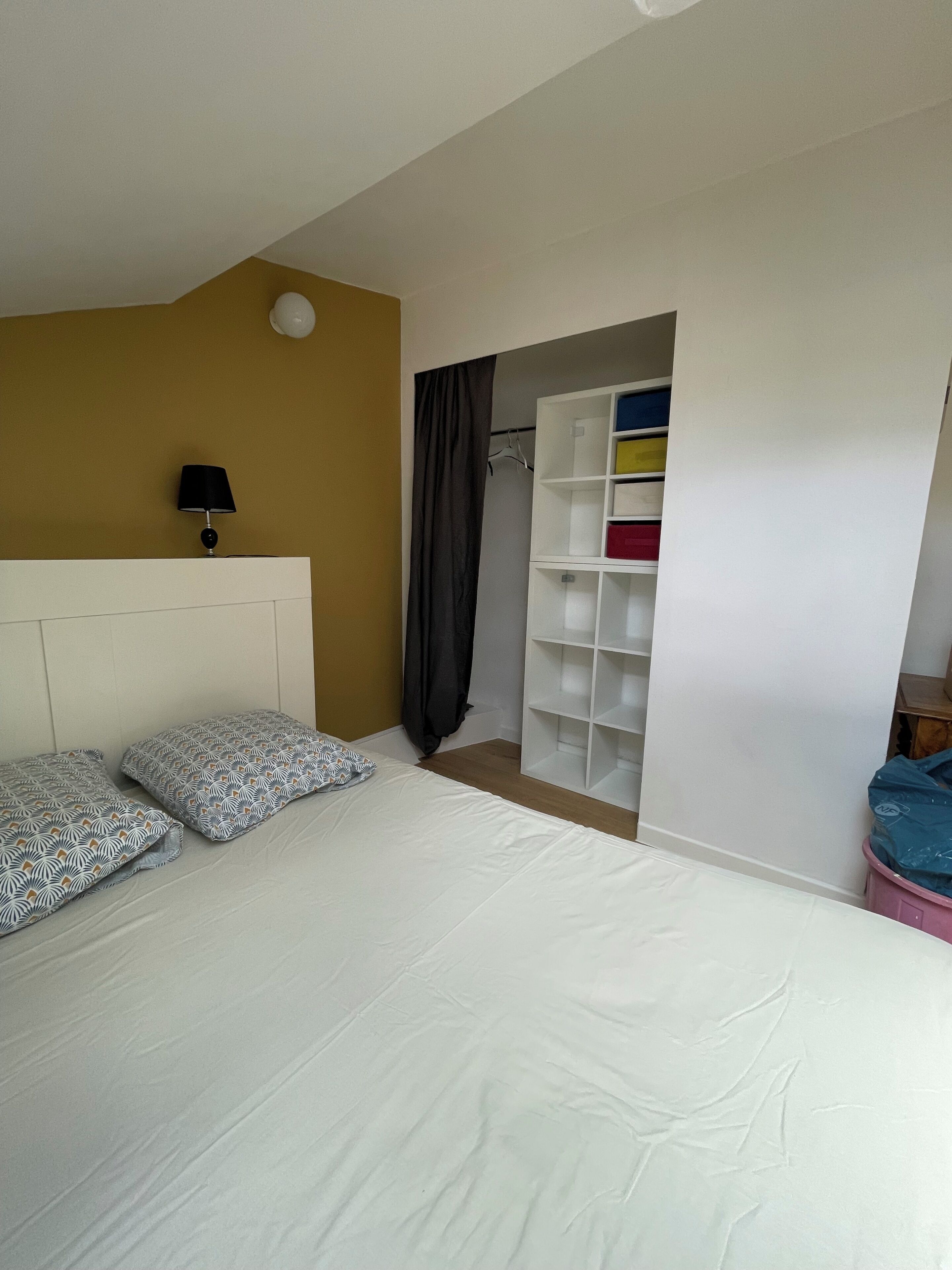 Een strijkplank/strijkijzer, gratis wifi, beddengoed