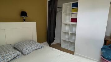 Een strijkplank/strijkijzer, gratis wifi, beddengoed