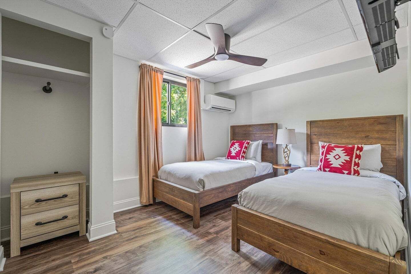 1 bedroom, iron/ironing board, WiFi (free), bed sheets