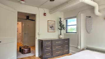 1 bedroom, iron/ironing board, WiFi (free), bed sheets