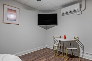 Dining - Sabel #202 | King Suite | Downtown Asheville | Fast Wi-Fi & free parking (Asheville)
