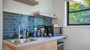Wasserkocher mit Kaffee-/Teezubehör, Kühlschrank, Mikrowelle