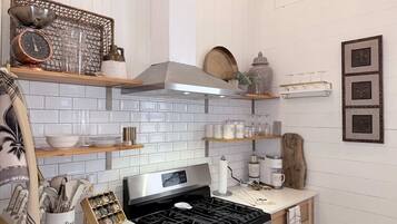 Wasserkocher mit Kaffee-/Teezubehör, Kühlschrank, Mikrowelle, Ofen