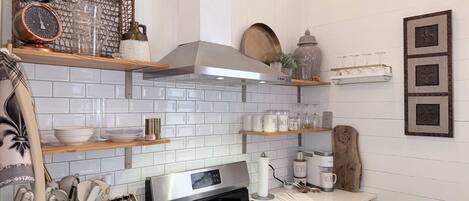 Coffee/tea maker, fridge, microwave, oven