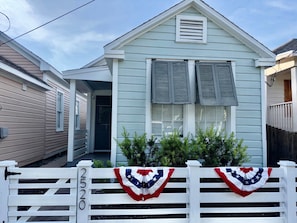 Exterior - Krewe Cottage - Near Beach & The Strand (Galveston)
