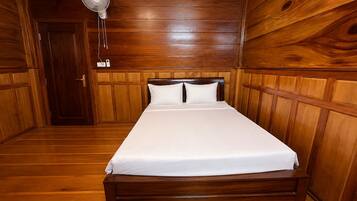 Superior Double Room, Patio | Desk, WiFi (free)