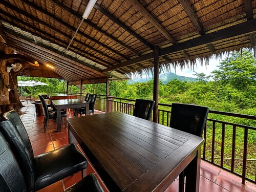 Cloudy Hill Hostel & Villa