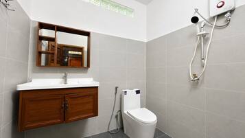 Family Triple Room, Pool View | Bathroom | Shower, towels, soap, shampoo
