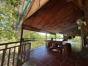 Outdoor dining - Cloudy Hill Hostel & Villa (Kampot)