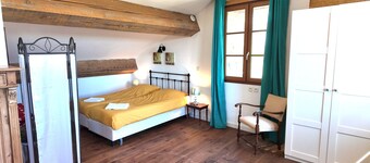 Ferienhaus 'Domaine De Bellac – 32 Personen' mit privatem Pool, Terrasse & WLAN