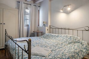 13 bedrooms, WiFi, bed sheets