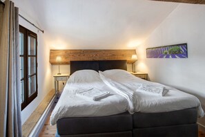 2 bedrooms, WiFi, bed sheets
