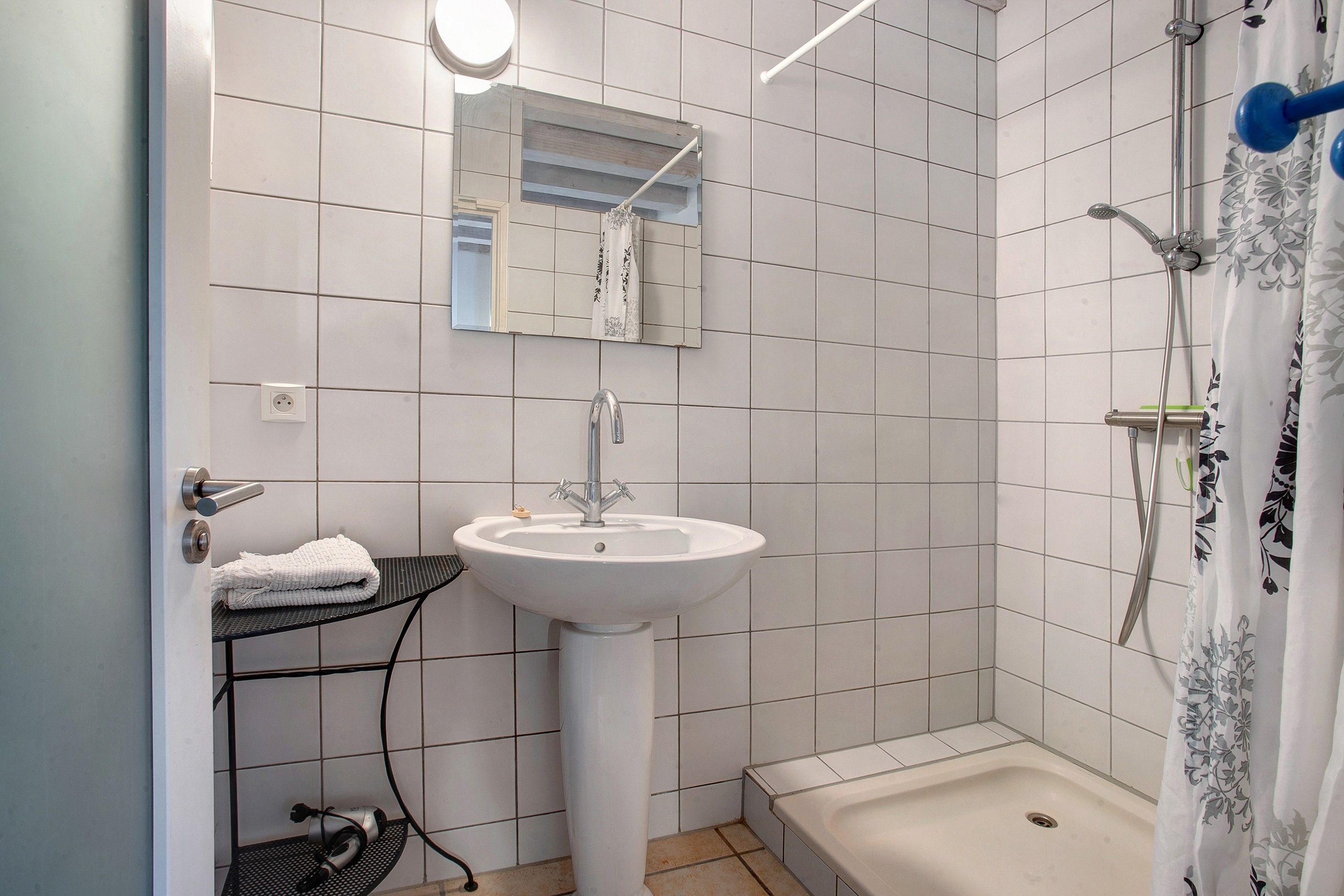 Dusj, hårføner og håndklær