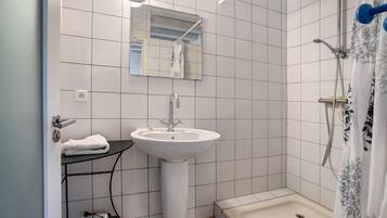 Dusj, hårføner og håndklær
