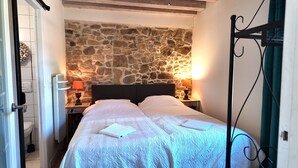 Room - Holiday Home 'Domaine De Bellac - Le Calèche' with Shared Pool, Private Terrace & Wifi (Roussines)