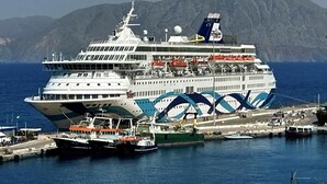 A large cruise ship docked at a port with mountains in the background. - Apartment 'Sea View Uno  1' with Sea View, Wi-Fi and Air Conditioning (Agios Nikolaos)